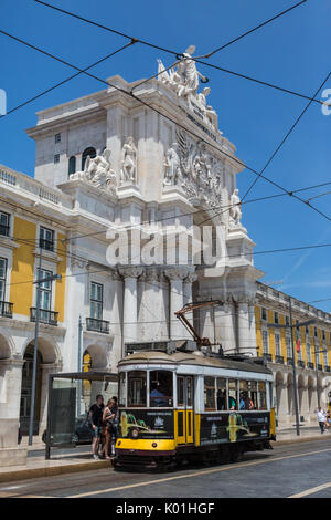 Un tramway typique passe par l'histoire de Praca do Comercio square près de la rivière Tagus Estremadura Portugal Lisbonne Europe Banque D'Images