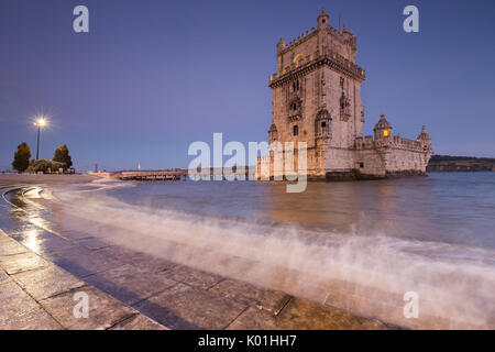 Le crépuscule et l'éclairage sur la Tour de Belém reflétée dans le Tagus River Padrão dos Descobrimentos Lisbonne Portugal Europe Banque D'Images