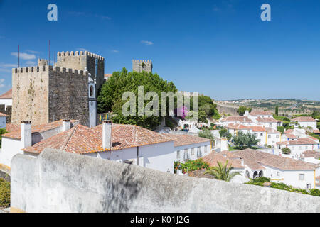 Vue sur la ville fortifiée et le château d'Obidos à l'origine une colonie romaine précoce Oeste Leiria Portugal Europe District Banque D'Images