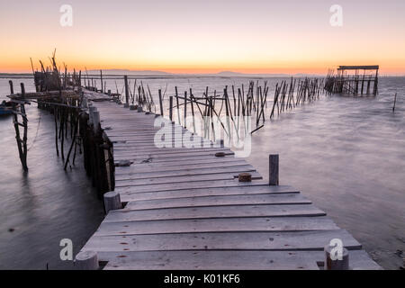 Coucher du soleil à Palafito Pier de Carrasqueira Réserve naturelle du fleuve Sado Alcacer do Sal Setubal Portugal Europe Banque D'Images