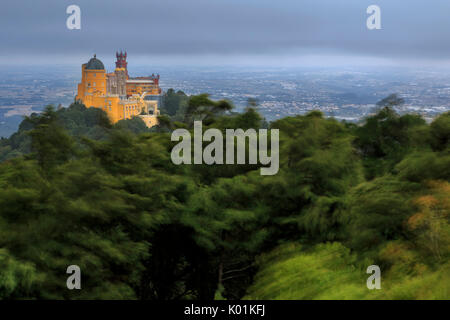 La colorée et décorée château Palácio da Pena sur le dessus de la colline de São Pedro Penaferrim Lisbonne Sintra Portugal Europe district Banque D'Images