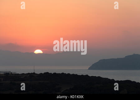 Coucher du soleil sur la baie et les falaises de Porto Giunco Villasimius Cagliari Sardaigne Italie Europe
