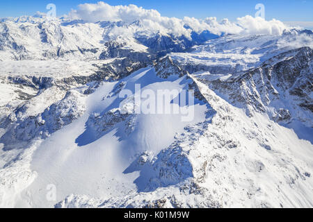 Vue aérienne de pointe de Ferrè couvertes de neige de la vallée de Chiavenna Valteline Cf Alpina Lombardie Italie Europe Banque D'Images