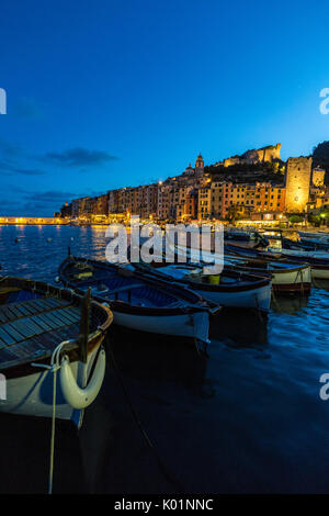 Vue sur mer et bateaux bleu entourant le village coloré au crépuscule Portovenere province de La Spezia Ligurie Italie Europe Banque D'Images