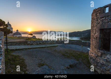 Lever du soleil sur les ruines et l'église perchée sur le promontoire de Portovenere La Spezia Ligurie Italie Europe Banque D'Images