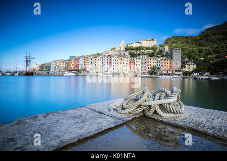 Le bleu de la mer à la tombée de la maisons aux couleurs typiques des trames de Portovenere La Spezia province Ligurie Italie Europe Banque D'Images