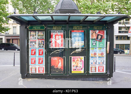 PARIS, FRANCE - 10 MAI 2017 : kiosque presse sur une rue de Paris avec Macron affiche sur une vitre. Banque D'Images