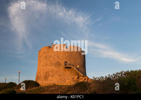 Vue de la tour de Longosardo médiévale au coucher du soleil à Santa Teresa di Gallura Province de Sassari Sardaigne Italie Europe Banque D'Images