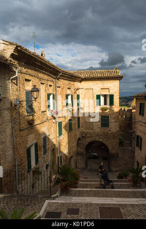 Une ruelle typique et l'architecture de la vieille ville de Corinaldo Province d'Ancône Marches Italie Europe Banque D'Images