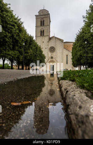 Vue de la façade de la cathédrale de Fermo, reflété dans une flaque Marches Italie Europe Banque D'Images