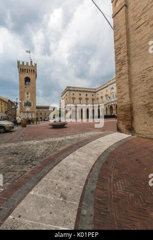 Vue sur la place historique et la Casa Leopardi dans la ville natale du poète Recanati province de Macerata Marches Italie Europe Banque D'Images