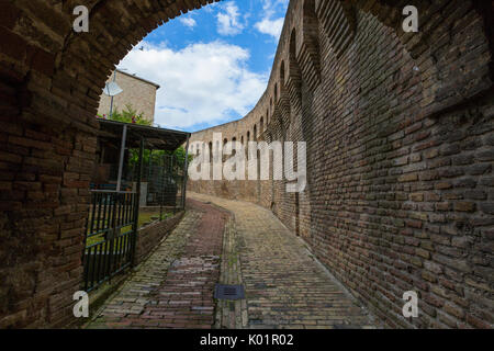 Une ruelle typique et de murs médiévaux de la vieille ville de Corinaldo Province d'Ancône Marches Italie Europe Banque D'Images