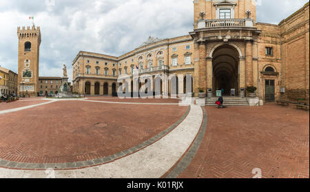 Vue sur la place historique et la Casa Leopardi dans la ville natale du poète Recanati province de Macerata Marches Italie Europe Banque D'Images