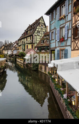 Maisons colorées reflète dans rivière (la Lauch) au moment de Noël, La Petite Venise Colmar Haut-Rhin Alsace France Europe Banque D'Images