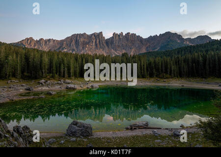 Montagnes Latemar et woods se reflètent dans le Lac Karersee au crépuscule Ega Valley Province de Bolzano Italie Tyrol du Sud Europe Banque D'Images