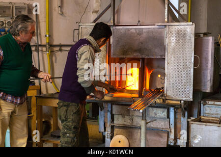 L'art ancien de la fabrication du verre dans les ateliers de l'île de Murano Vénétie Italie Europe Banque D'Images