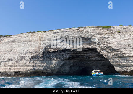 Un bateau de tourisme encadrée par des falaises de granit blanc et grottes de mer Iles Lavezzi Bonifacio Corse France Europe Banque D'Images