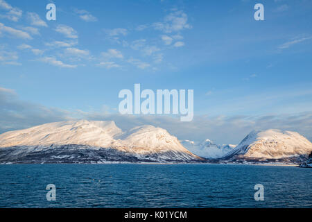 Ciel bleu sur les pistes enneigées entouré par la mer gelée Olderdalen Kafjorden Tromsø Alpes de Lyngen Norvège Europe Banque D'Images