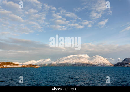 Ciel bleu sur les pistes enneigées entouré par la mer gelée Olderdalen Kafjorden Tromsø Alpes de Lyngen Norvège Europe Banque D'Images