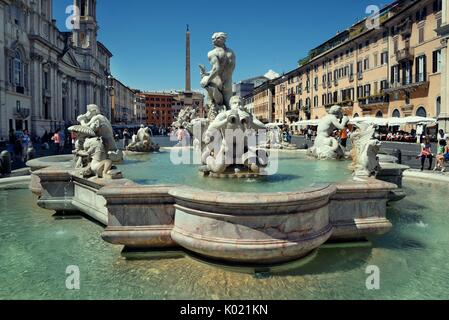 ROME - 12 MAI : Piazza Navona avec les touristes le 12 mai 2016 à Rome, Italie. Rome 14e au classement mondial, et le 1er le plus populaire attraction touristique Banque D'Images