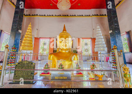 Wat Phra Thong est un célèbre temple à Phuket. Autrefois quand la guerre est arrivée les gens de Phuket a introduit le sol pour couvrir les inondations à l'or de Bouddha Banque D'Images