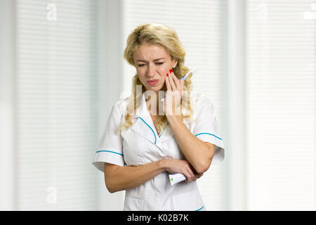 Jeune femme souffrant d'une rage de dents. Belle Dame sensation de dents avant de se brosser les dents. La santé buccodentaire. Banque D'Images