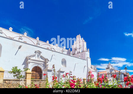 Vue sur l'église Santa Teresa coloniale dans Sucre - Bolivie Banque D'Images