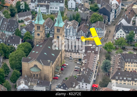 Vieille ville de Schwelm, Christ Church Schwelm, jaune avion moteur Piper Cub plus de Schwelm, Place de l'Église, Place du marché, de Schwelm, Ruhr, Nordrhein-West Banque D'Images