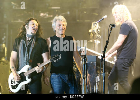 ENDICOTT, NY-AUG 18 : (L-R) Phil X, Jon Bon Jovi et David Bryan effectuer à En-Joie Golf le 18 août 2017 à Endicott, New York. Banque D'Images