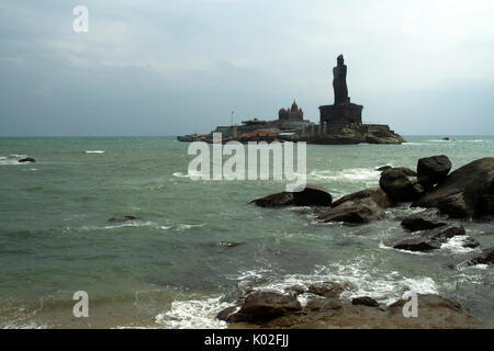 Souvenirs de rock à la confluence de la mer d'Oman, golfe du Bengale et l'océan Indien dans la région de Kanyakumari, Tamil Nadu, Inde, Asie chargé sur 27juil17 accepté Banque D'Images