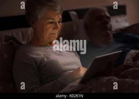 Grand-mère de la navigation sur Internet tard dans la nuit Banque D'Images