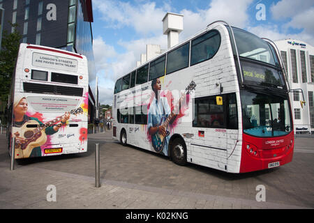 Le leader du groupe Dire Straits Mark Knopfler dévoile deux iconic London bus pour célébrer le lancement de concerts, en association avec Gibson, à la veille de la Journée internationale de la rue. De jeunes musiciens qui rivalisent pour être nommé la capitale le haut des amuseurs effectuera à bord de deux bus commandés spécialement pour ce week-end afin de souligner la Journée internationale de la rue, et d'engager la phase suivante de concerts, le maire de Londres aux spectacles annuels de la concurrence. Avec : Atmosphère, voir Où : London, England, United Kingdom Quand : 21 juillet 2017 : Crédit Wheatley/WENN Banque D'Images