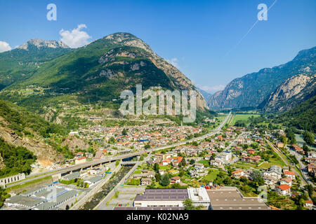 Forte di Bard, Valle d'Aosta, Italie - Août 18, 2017 : Vue aérienne de l'autoroute italienne, Alpes, Doire Baltée, Hone, pays d'Arnad Banque D'Images