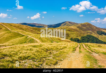 Chemin de terre à travers de grandes montagnes avec des sommets de collines magnifiques paysages de voyage. par beau temps d'automne précoce Banque D'Images