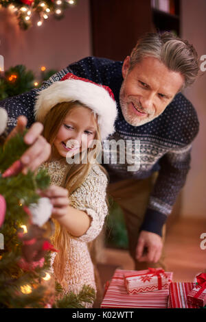 Pouvez vous m'aider dans la décoration de sapin de Noël ? Banque D'Images