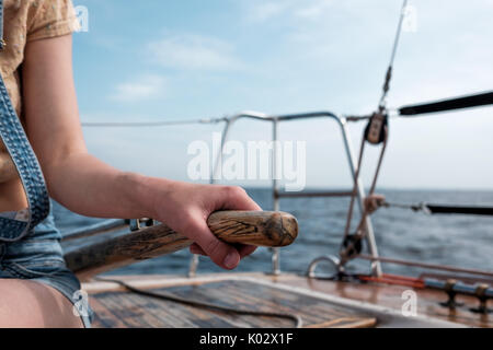 Caucasian woman holding volant de yacht ancien Banque D'Images