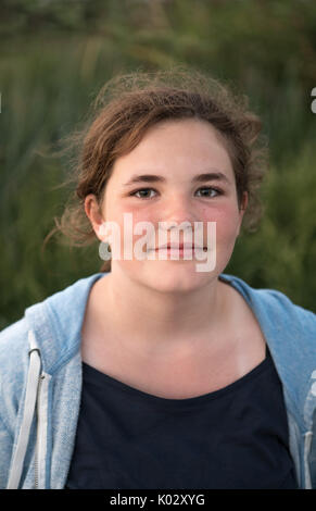 Portrait d'un jeune de 12 ans girl looking at camera Banque D'Images