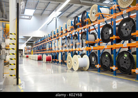 Les tiroirs de grande taille sur des supports dans l'usine de fibre optique Banque D'Images