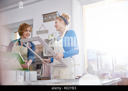 Les femmes artistes peinture photo images dans la classe d'art atelier Banque D'Images