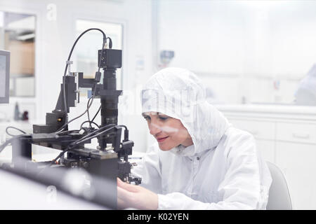 Ingénieur en costume féminin propre à utiliser l'appareil dans la fibre optique et la recherche Le laboratoire d'essais Banque D'Images