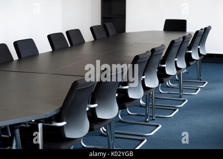 Table de conférence dans une salle de réunion vide Banque D'Images