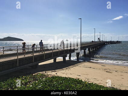 Palm Cove Beach et de la jetée dans la lumière du matin Banque D'Images