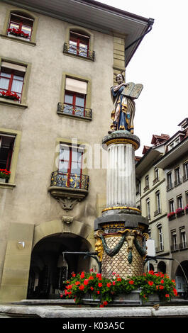 Belle vue sur la rue de la ville médiévale de couleur sur le dessus de la statue de Moïse fontaine élaborée à Berne, Suisse. La fontaine est attribuée à Hans Banque D'Images