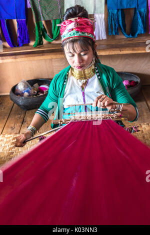 Lac Inle, Nyaungshwe township, Yangon, Myanmar (Birmanie). Kayan (Padaung) Femme tissant sur un magasin. Banque D'Images