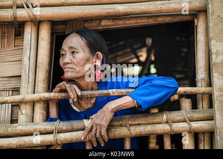 L'État de Rakhine, au Myanmar. Femme avec menton visage tatoué traditionnels. Banque D'Images