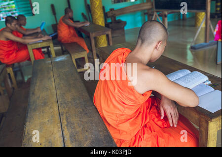 Tra Vinh, Delta du Mékong, Sud du Vietnam. Les moines Khmers Krom à l'école. Banque D'Images