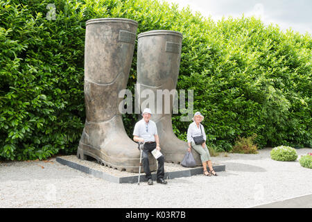 Couple de personnes âgées se rendant sur Breezy genoux jardins, York, England, UK Banque D'Images