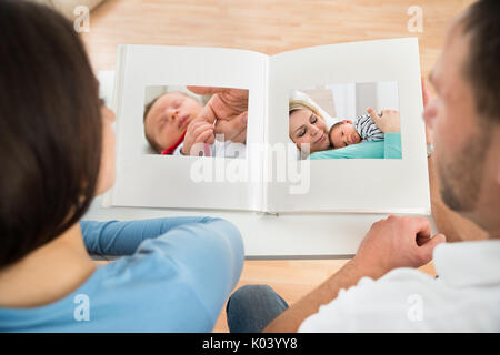 Close-up of young Baby's Photo Album Banque D'Images