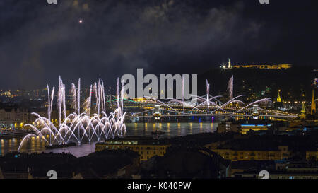 Budapest, Hongrie - Le 20 août magnifique feu d'artifice sur le Danube sur la journée ou le jour de la fondation de la Hongrie. Ce point de vue comprend Banque D'Images