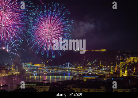 Budapest, Hongrie - Le 20 août magnifique feu d'artifice sur le Danube sur la journée ou le jour de la fondation de la Hongrie. Ce point de vue comprend Banque D'Images